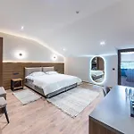 Elena Hotel *