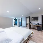 Elena Hotel *